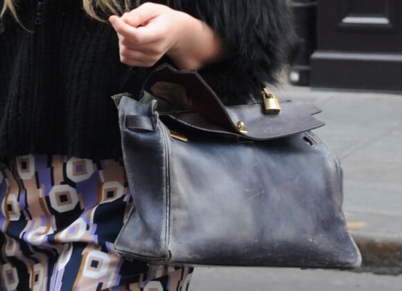 Contrairement à sa soeur, Ashley Olsen a choisi un sac vintage... Moins classe ! Paris, 23 avril 2011
