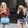 Mary-Kate et Ashley Olsen vont se balader dans les rues de Paris... A elle les boutiques ! Paris, 23 avril 2011