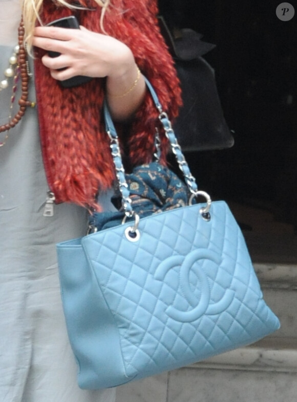 Mary-Kate Olsen opte pour un sac Chanel bleu ciel. Paris, 23 avril 2011