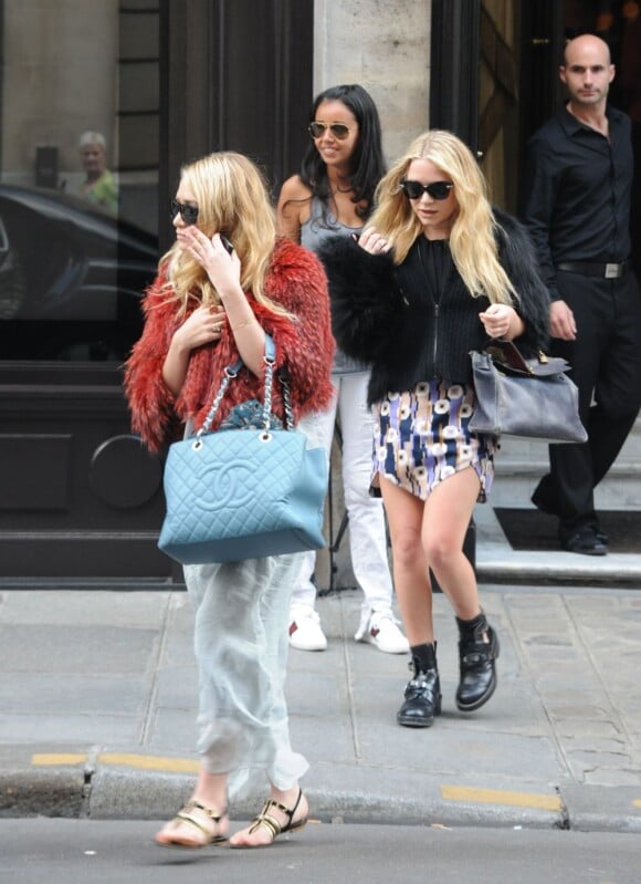 Mary-Kate et Ashley Olsen sont venues faire les boutiques à Paris le 23 avril 2011.