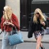 Mary-Kate et Ashley Olsen s'offrent une après-midi shopping dans la capitale parisienne. Paris, 23 avril 2011