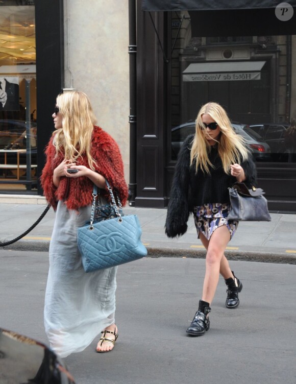 Mary-Kate et Ashley Olsen s'offrent une après-midi shopping dans la capitale parisienne. Paris, 23 avril 2011