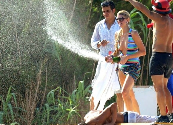 Paris Hilton prend une douche au champagne, à la Voile Rouge à Saint-Tropez, le 22 juillet 2010.