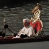 Le Pape Benoît XVI en gondole à Venise, le 8 mai 2011.