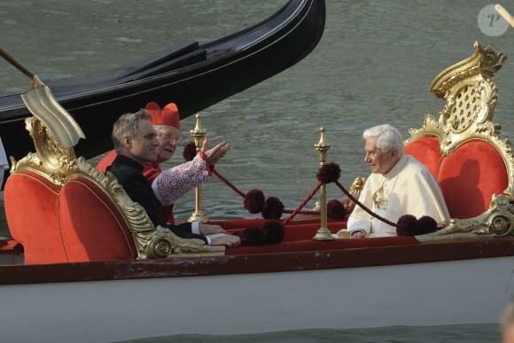 Le Pape Benoît XVI en gondole à Venise, le 8 mai 2011.