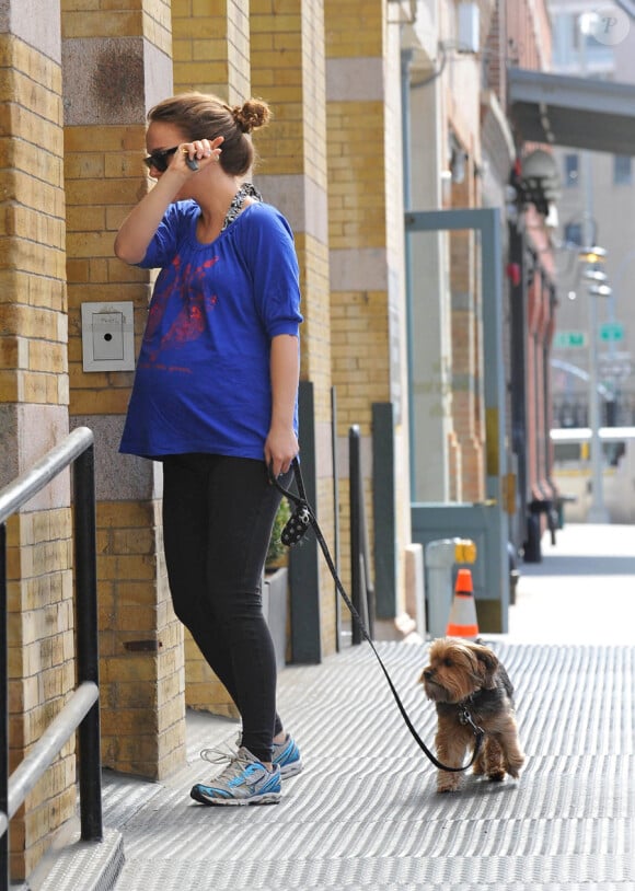 Natalie Portman, enceinte, à New York le 27 avril 2011, avec un joli petit chien