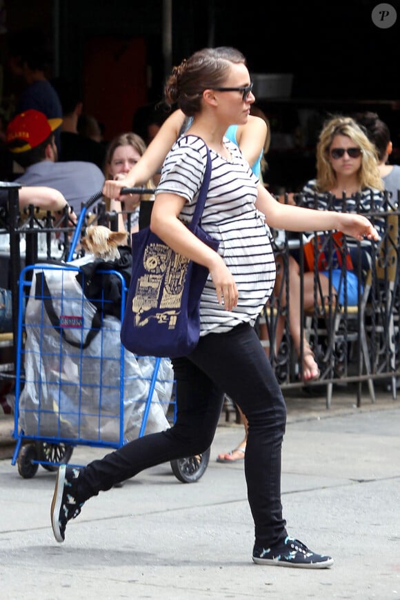 Natalie Portman, enceinte, à New York le 27 avril 2011. Discrète, elle passe toutefois mal inaperçue !