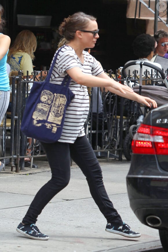 Natalie Portman, enceinte, à New York le 28 avril 2011