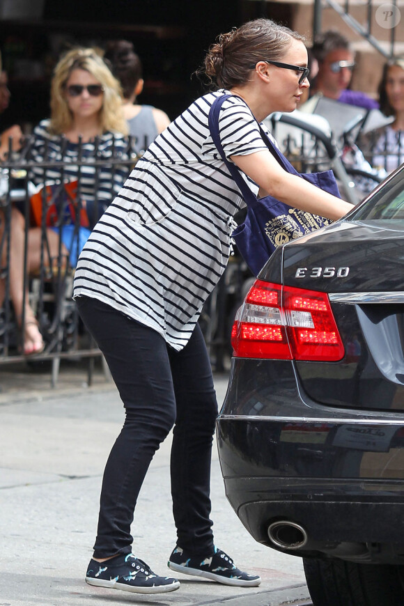 Natalie Portman, enceinte, à New York le 28 avril 2011. Un look décontracté !