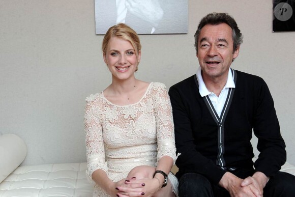 Mélanie Laurent pose aux côtés de Michel Denisot, présentateur du Grand Journal de Canal +, à Cannes, le 10 mai 2011.