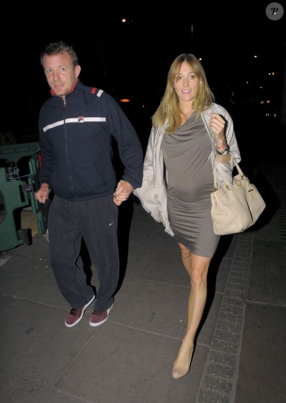 Guy Ritchie et sa compagne enceinte, dans les rues de Londres, le 10 mai 2011.