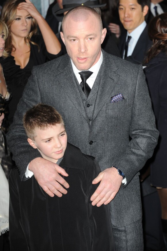 Guy Ritchie et son fils Rocco, en décembre 2009.