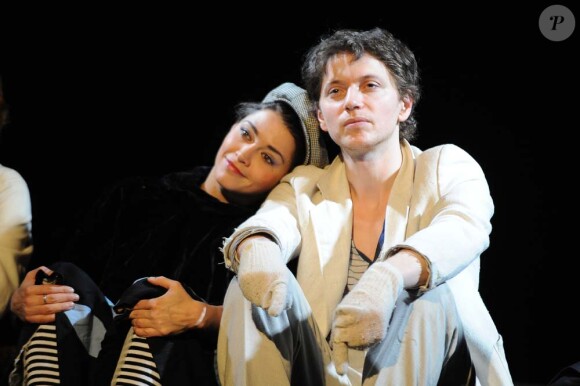 Raphaël et Emma de Caunes sur la sècne du Théâtre La Bruyère, le 21 février 2011.