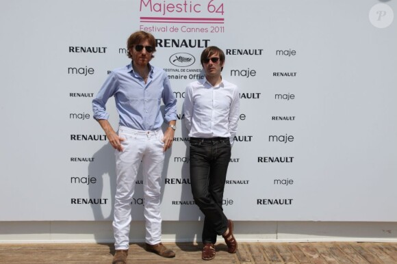 Jean-Benoît Dunckel et de Nicolas Godin du groupe Air sur la plage du Majestic 64 lors du festival de Cannes le 12 mai 2011