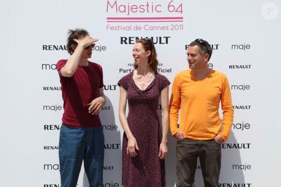 Dominique Abel, Fiona Gordon et Bruno Romy sur la plage du Majestic 64 lors du festival de Cannes le 12 mai 2011