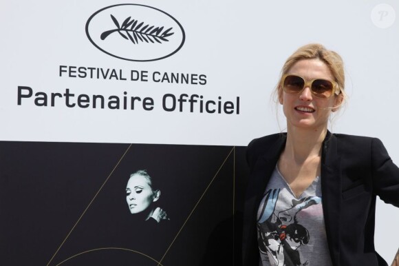 Julie Gayet sur la plage du Majestic 64 lors du festival de Cannes le 12 mai 2011