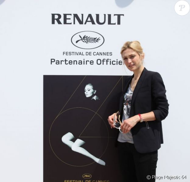 Julie Gayet sur la plage du Majestic 64 lors du festival de Cannes le 12 mai 2011