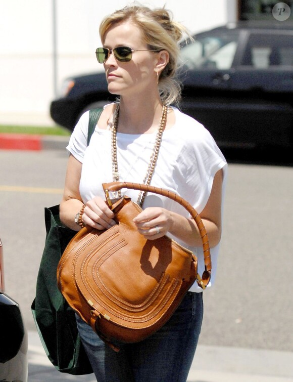 Reese Witherspoon dans les rues de Los Angeles le 11 mai 2011. La star, malgré son plâtre, continue de travailler et d'être aussi active.
