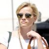 Reese Witherspoon dans les rues de Los Angeles le 11 mai 2011. La star, malgré son plâtre, continue de travailler et d'être aussi active.