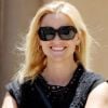 Reese Witherspoon a osé la petite robe noire avec son plâtre dans les rues de Los Angeles le 12 mai 2011.