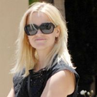 Reese Witherspoon fait un pied de nez à son plâtre en restant chic et élégante !