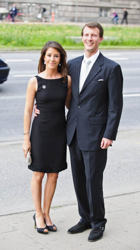 Marie et son époux Joachim de Danemark sortent d'une réception organisée à l'occasion de la visite officielle du président sud-coréen Lee Myung-bak et de son épouse. 12 mai 2011