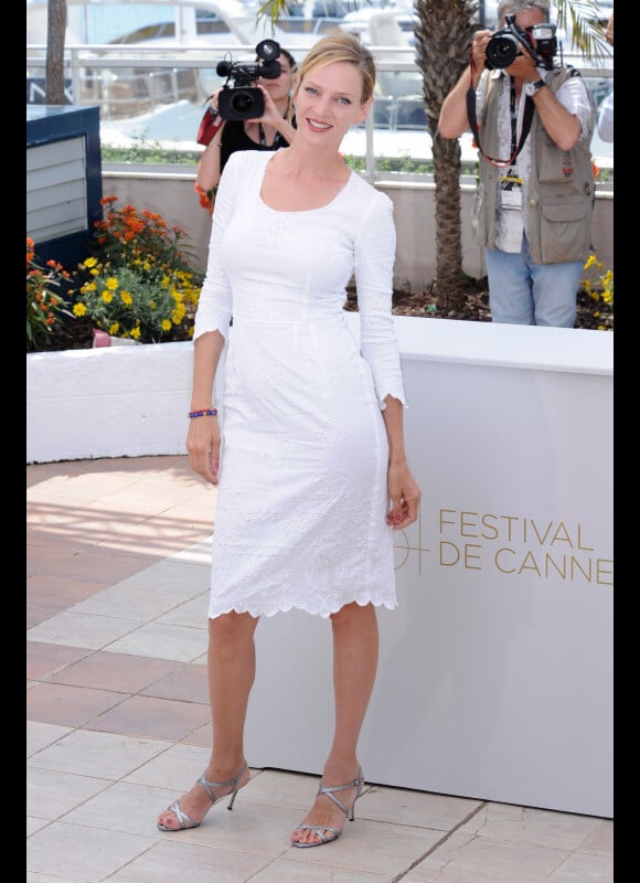 Cette année, Uma Thurman éblouit Cannes en blanc. Pour le photocall du 11 mai, l'actrice opte pour une robe Dolce Gabbana. 