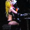 Lady Gaga invite Maria Aragon à son concert à Toronto, le 3 mars, pour interpréter Born this way en duo.
