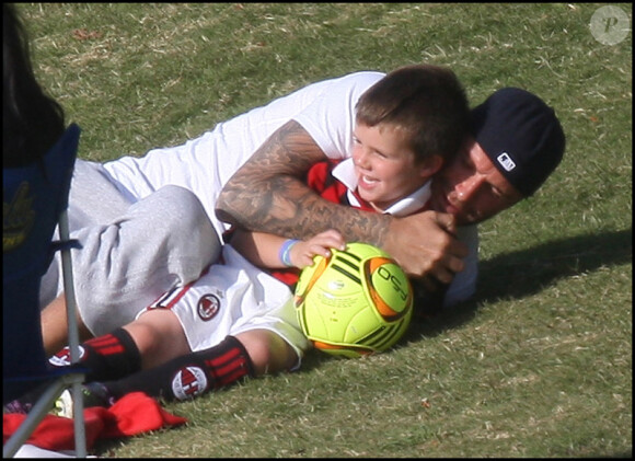 David Beckham très complice avec son fils Cruz lors d'un match de football à Los Angeles le 13 mai 2011
 