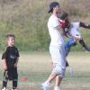 David Beckham joue les coachs sportifs pour son fils Cruz à Los Angeles le 13 mai 2011
 