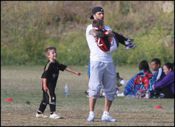 David Beckham et son fils Cruz : un vrai moment de complicité père/fils lors d'un match de foot à Los Angeles le 13 mai 2011
 
