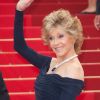 Jane Fonda élégante à souhait a fait sensation lors de la montée des marches à Cannes sous les couleurs de L'Oréal Paris. Le 14 mai 2011