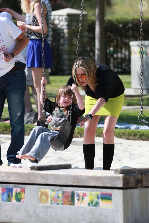 Sharon Stone s'éclate avec Quinn au Coldwater Park à Beverly Hills à Los Angeles le 14 mai 2011