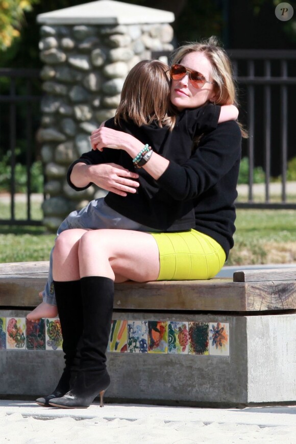 Sharon Stone : moments de tendresse avec son fils Quinn au Coldwater Park à Beverly Hills à Los Angeles le 14 mai 2011