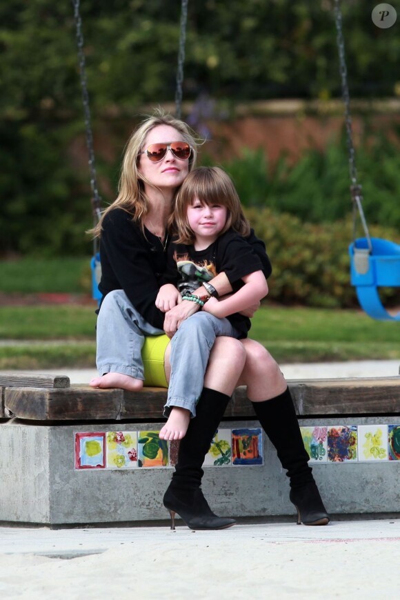 Sharon Stone : moments de tendresse avec son fils Quinn au Coldwater Park à Beverly Hills à Los Angeles le 14 mai 2011