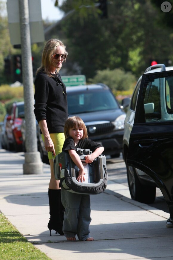 Sharon Stone s'occcupe de son petit Quinn au Coldwater Park à Beverly Hills à Los Angeles le 14 mai 2011