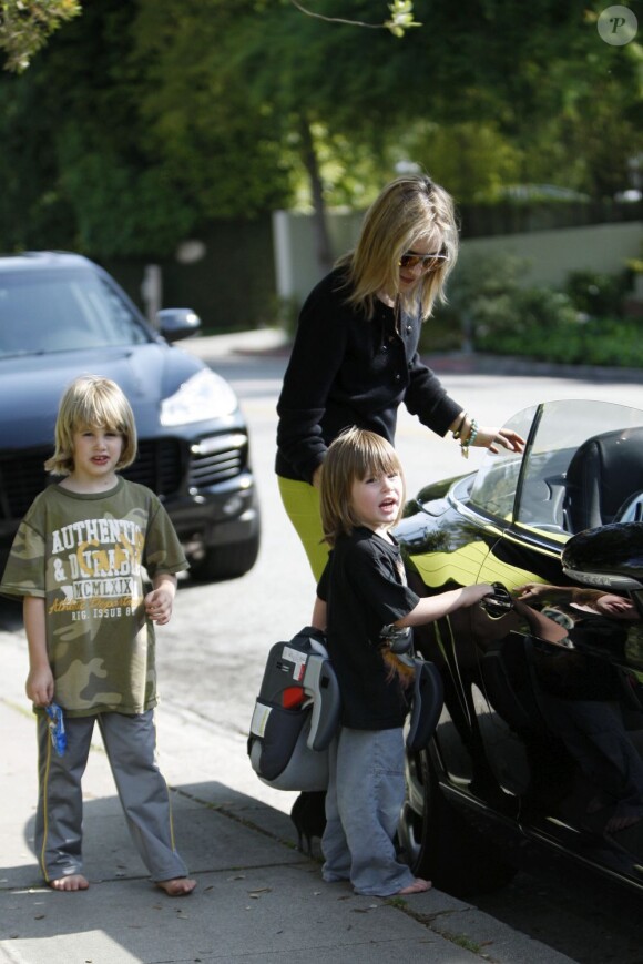 Sharon Stone s'occcupe de ses enfants Laird et Quinn au Coldwater Park à Beverly Hills à Los Angeles le 14 mai 2011