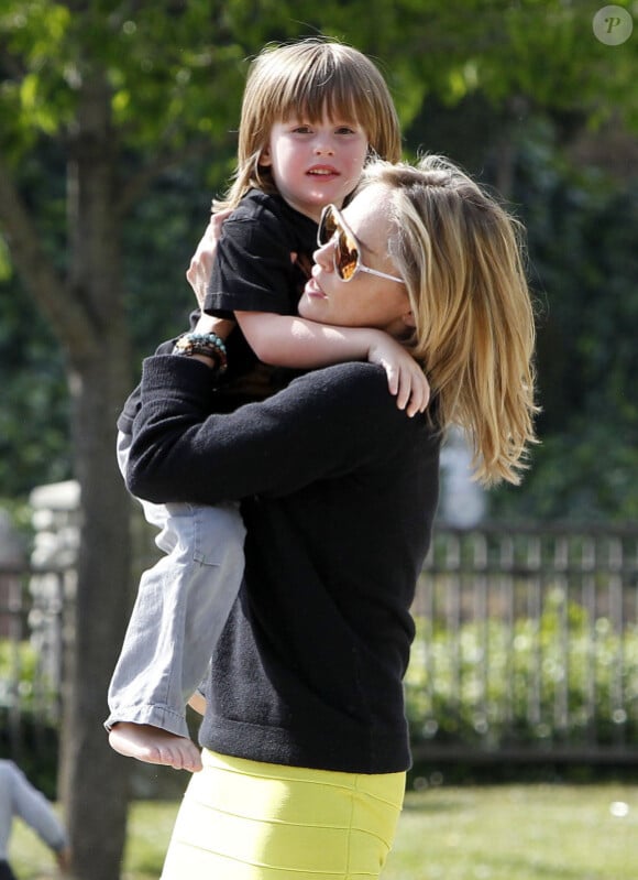 Sharon Stone passe un bon moment avec son fils Quinn au Coldwater park à Los Angeles le 14 mai 2011