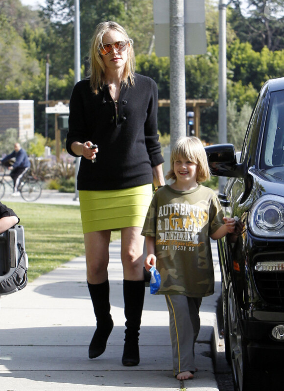 Sharon Stone rentre du Coldwater park avec ses fils Quinn et Laird à Los Angeles le 14 mai 2011