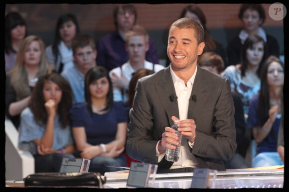 Ali Baddou, sur le plateau du Grand Journal de Canal+, le 5 avril 2011.
