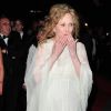 D'habitude pendant le Festival de Cannes, Faye Dunaway brille avec une robe moulante qui met en valeur sa silhouette. Cette année, elle opte pour une robe ample qui nous séduit moyennement ! Cannes, 11 mai 2011
 