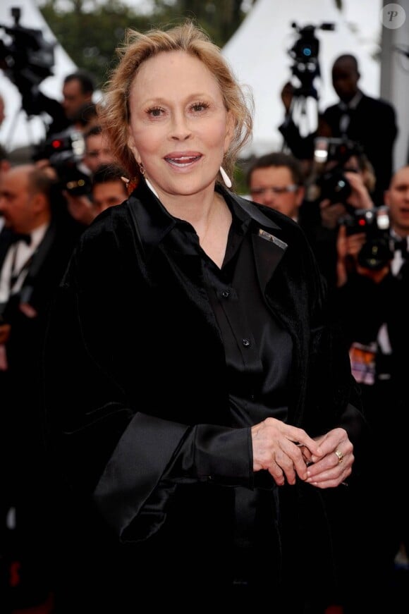 Pour le tapie rouge cannois, Faye Dunaway a choisi un ensemble tailleur noir. Cannes, 12 mai 2011