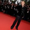 Même en tailleur noir, Faye Dunaway fait crépiter les flashs des photographes. Cannes, 12 mai 2011