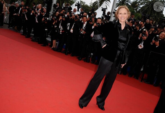 Même en tailleur noir, Faye Dunaway fait crépiter les flashs des photographes. Cannes, 12 mai 2011