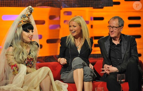 Lady Gaga enresigtre son passage dans le Graham Norton Show, à Londres, le 12 mai 2010. Ici avec Gwyneth Paltrow et Geoffrey Rush.