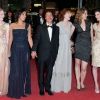 Hafsia Herzi et Bertrand Bonello entourés de toute l'équipe du film à l'occasion de la montée des marches de L'Apollonide - souvenirs de la maison close, présenté lors du 64e Festival de Cannes, le 16 mai 2011.