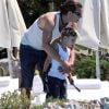 Gavin Rossdale et et Kingston à l'hôtel Eden Roc, à Antibes, le 16 mai 2011. Le rockeur et son fils s'amusent comme des petits fous sous le soleil !