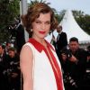 Milla Jovovich avant la montée des marches, pour  la projection de La Conquête, lors du Festival de Cannes, le 18 mai 2011