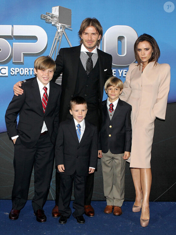 Victoria Beckham et David Beckham avec leurs trois fils Romeo, Cruz et Brooklyn le 19 décembre 2010