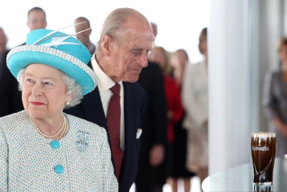 Le chapeau, l'autre couronne de la reine Elizabeth II - Marie Claire